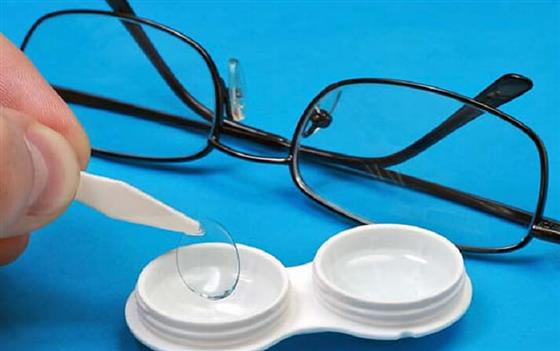 Contact Lenses vs. Glasses: Which Wins the Battle for Clarity?